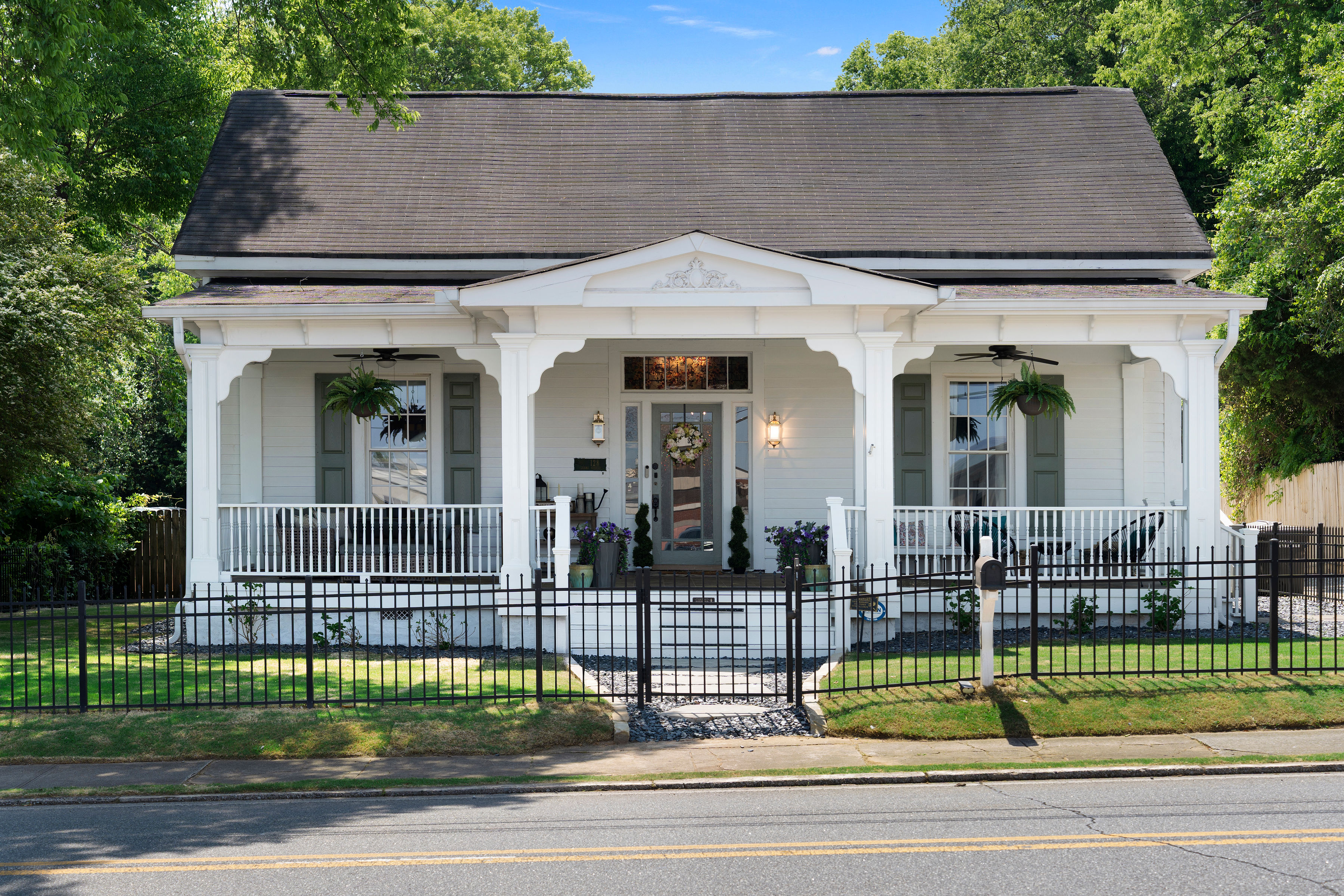 The historic Victorian exterior of Gold Medal Manor